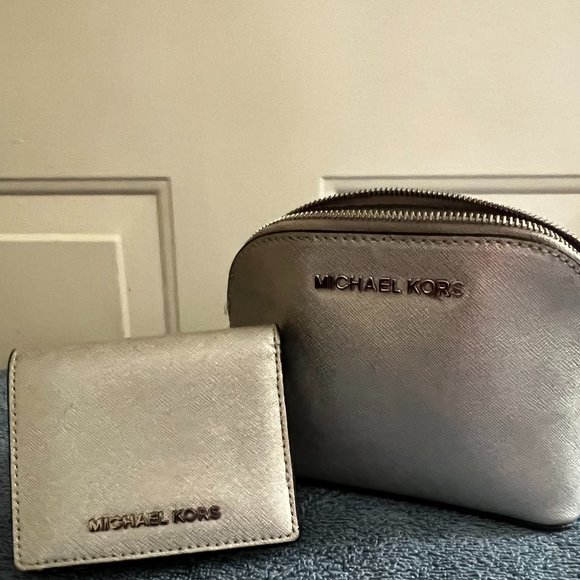 Michael Kors Cindy Metallic Saffiano Leather Pouch and Travel Metallic Saffiano - Picture 1 of 3